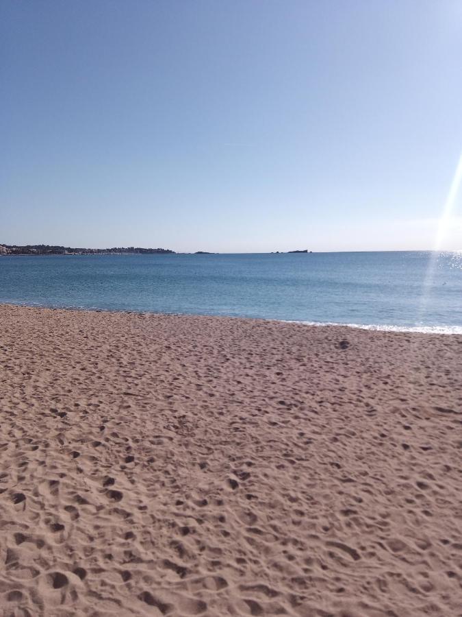 Frejus Plage, Appartement Entier , Piscine,Parking,Plage A 200M المظهر الخارجي الصورة